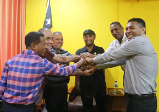 SEKOOP, Arsenio Pereira da Silva foto hamutuk ho ekipa peskizadór sira iha akait Dili.