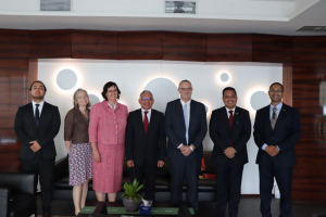 Ministru Finansas (MF), Rui Agusto Gomes, hasai foto hamutuk ho ekipa Delegasaun Nova Zelandia.