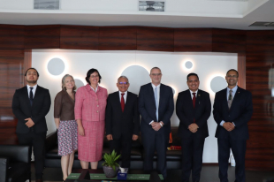 Ministru Finansas (MF), Rui Agusto Gomes, hasai foto hamutuk ho ekipa Delegasaun Nova Zelandia.