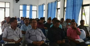 Prezidente Autoridade Munisípiu Baukau, Olivio Freitas ho Diretivas eskola sira rona hela esplikasaun ba matadala programa merenda eskolar nian, iha salaun apuramentu Baukau, Segunda (16/01).