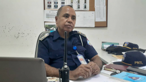 Komandante Polísia Tranzitu Munisípiu Dili, Inspetór Domingos Sarmento Gama, ko&#039;alia hela ho jornalista sira iha nia knaar fatin Kaikoli. Kuarta (30/9).