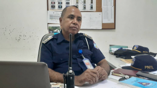 Komandante Polísia Tranzitu Munisípiu Dili, Inspetór Domingos Sarmento Gama, ko&#039;alia hela ho jornalista sira iha nia knaar fatin Kaikoli. Kuarta (30/9).
