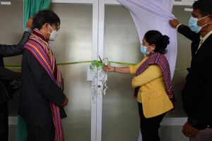 Minsitra Saúde (MS), Odete Maria Freitas Belo ho Embaixadór Japaun mai Timor-Leste, Kinefuchi Masami tesi hela fila Postu Saúde Souro.