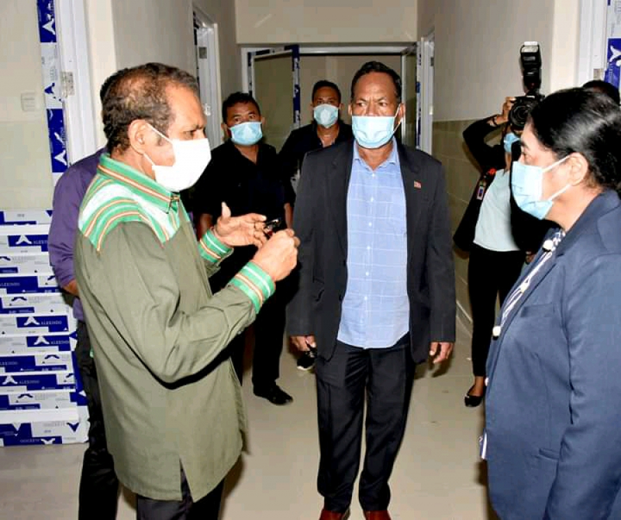 PM Taur Matan Ruak dada lia hela ho Ministra saude Odete Belo no Vise Ministru Saude Bonifacio Mau Coli wainhira ba hare ospital Lahane (11/1)