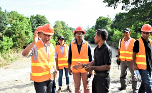 Ministru Obras Públikas (MOP), Abel Pires da Silva, akompaña husi t’ekniku sira halo survey ba mota husi mota Maloa to’o mota uluk Ailok-Laran.