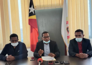 Portavoz Polísia Sientífiku Investigamentu Kriminál (PSIK), Octavio da Costa Araújo (klaran) ho hamutuk ho ekipa na’in-2, halo hela konferensia imprensa iha sala reuniaun PSIK, Kaikoli, sesta (15/10).