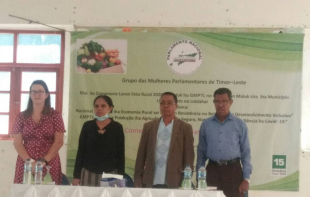 Sekretária Estadu Kooperativa (SEKoop), Elizário Ferreira, akompaña husi reprezentante administradór munisípiu Likísa, Joăo Alegria (loos), Vise PPN, Maria Angelina Sarmento no reprezentante Embaixadór Australia iha TL, Caroline (karuk). Iha selebrasaun loron mundial Feto iha Likuisa (15/10)