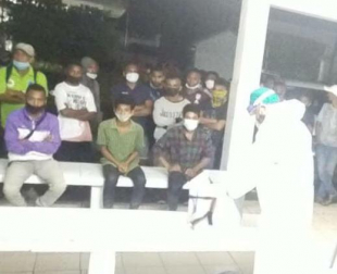 Ekipa mediku sira halo teste swab ba estudante no komunidade Ermeraoan sira iha Gleno, Sexta (2/4)