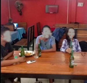 Suspetu kazu abuzu sexuál, eis Padre RD, tuur iha labtop oin, iha restaurante ida iha Maliana, fulan hirak liubá. Mane na&#039;in rua no feto ida ne&#039;ebé akompaña hela suspetu RD, hemu hela serveja.