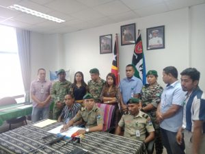 Portavoz FALINTIL-Forsa Defeza Timor-Leste (F-FDTL), Kapitaun Enjeñaria José António Nunes da Costa, hamutuk ho ekipa halo Konferensia imprensa iha Salaun Kuartel jeneral Fatuhada.
