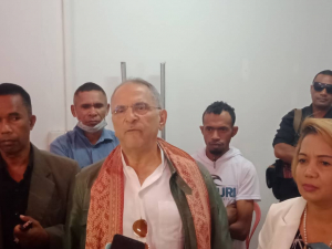 Eis Prezidente da Republika, Dr. Jose Ramos Horta ko&#039;alia ba Jornalista sira akompana husi portavós grupu Rezisténsia Nasionál Defende Justisa Konstituisaun RDTL, Angela Freitas iha Bairo Formoza Dili (23/7)
