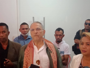 Eis Prezidente da Republika, Dr. Jose Ramos Horta ko&#039;alia ba Jornalista sira akompana husi portavós grupu Rezisténsia Nasionál Defende Justisa Konstituisaun RDTL, Angela Freitas iha Bairo Formoza Dili (23/7)