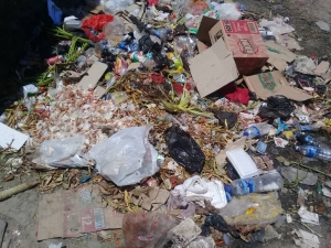 Lixu ne&#039;ebé soe naklekar de&#039;it iha área merkadu Taibessi. 