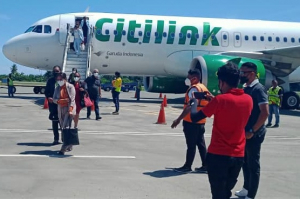 Espoza Prezidente Repúblika, Cidália Lopes Novre Mauzinho Guterres, tun husi aviaun Citilink iha Aeroportu Internasionál Prezidente Nicolao Lobato, Komoro, domingu (27/03). 