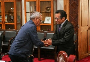 Diretor CEPAD Joao Boavida ka&#039;er liman ho Prezidente da Republika, Dr. Francisco Guterres Lu Olo wainhira enkontru iha Palsiu Prezidensial (05/02)