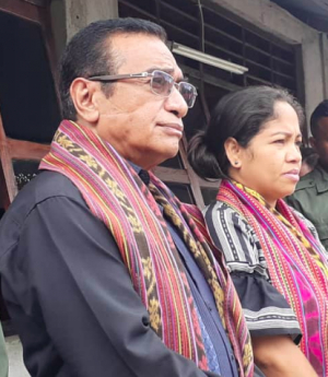 Prezidente Republika (PR) Francisco Guteres Lu-olo ho Espoza Prezidente Republika Cidália Mouzinho wainhira vizita Baukau, Kuarta (16/12)