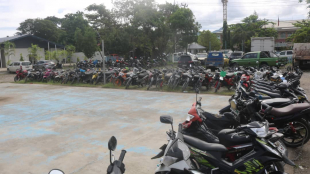 Motor ho kareta sira ne&#039;ebe durante ne&#039;e kona koima para hela iha kuartel PNTL munisipiu Dili nian iha Kaikoli, Kuarta (31/3)