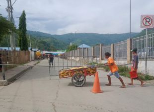 Vendedor ambulante iha merkadu Taibesi dudu karosa kruza dalan ne&#039;ebé taka ona hosi Autoridade jestor Merkadu Taibesi, Tersa (09/03.