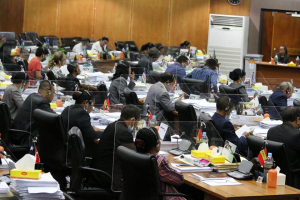 Deputadu sira iha Plenaria Parlamentu Nasional halo hela diskusaun hodi halo aprova.