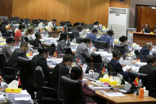 Deputadu sira iha Plenaria Parlamentu Nasional halo hela diskusaun hodi halo aprova.