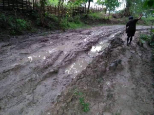 Ida ne&#039;e maka estrada Nahareka nia oin iha tempu udan
