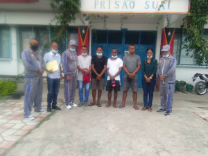 Eis prizoneiru na&#039;in lima foto hamutuk ho pesoál MSS Munisípiu Manufahi ne&#039;ebé atu lori no re-integra sira ba familia hafoin hetan liberdade husi prizaun Suai. Tersa (16/3