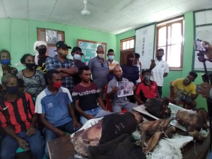 Komunidade suku Lahomea halo hela pers konferénsia iha sede suku Lahomea kona-ba oknum PNTL ne&#039;ebé tiru kom komunidade sira-nia karau. Segunda (22/3).