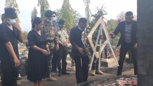 Prezidente da Republika, Dr. Francisco Guterres Lu Olo, tau ai funan iha kruz bo&#039;ot, Iha Jardim dos Eroi Metinaro (2/11)