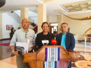 Asesora Ba Asuntu Edukasaun Dulce dos Santos Soares Akompana husi asesor na&#039;in-rua seluk husi Gabinete Prezidente Repúblika (PR), ko&#039;alia hela ba Jornalista iha palásiu Prezidensial Bairo-Pite, segunda (29/08). 