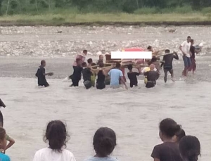 Komunidade sira hakur hela mota Kairui : foto Suplai