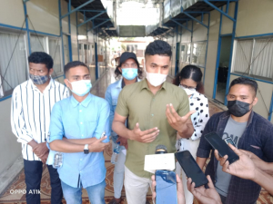 Estudante Timoroan sira husi Indonézia ne&#039;ebé nia dokumentu viajen Kitas mate, koalia hela ba media sira hafoin audenasia ho komisaun G Parlamentu Nasional iha PN, kinta (29/04). 