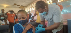 Diretór nasionál apoiu servisu MS, Nilton da Silva, fó hela vasina Pfaizer ba estudante iha eskola EBC Tirilolo Baukau, sesta (11/03).