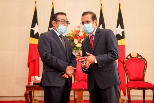 Prezidente da Republika Francisco Guterres Lu Olo hamriik besik hela PM Taur Matan Ruak durante seremonia tomada de pose ba membru Governu nain walu iha palasiu Prezidensial (29/5)