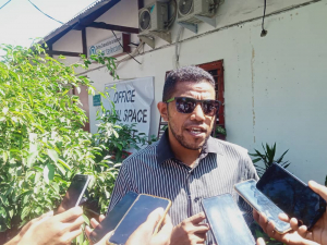 Diretor Ezukutivu FONGTIL Daniel do Santos Carmo ko&#039;alia ba jornalista sira hafoin partisipa iha aktividade manifestasun ne&#039;ebe  hala&#039;o husi FUTL iha Area  ministeriu Justisa nian , Tersa (4/8). 