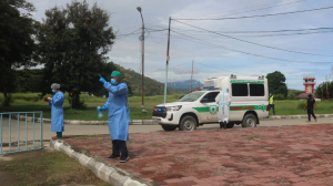 Ekipa médiku sira husi SIJK, transporta ona traballador tiomoroan ba Korreia, neebé detetadu Pozitivu Covid-19 lori ba izolamentu iha Otel Horizonte, tersa (30/03/2021).