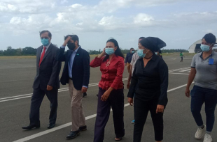 Primeira Vise Primeiru Ministru, Armanda Berta dos Santos akompana husi Emabaixador China Xiao Jianguo hakat tama ba Aeroportu Internasional Nicolau Lobato hodi simu vasina CINOVAC ne&#039;ebe apoiu husi governu Xina. Sabadu (5/6).