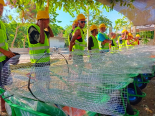 Benefisiáriu sira simu hela ekipamentu husi ekipa ADBN, tersa (05/23).