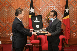 Embaixadór Brunei Darusalam iha Timor-Leste (TL) Haji Adnan Bin Haji Jaafar  simu rekordasaun husi PR Francisco Guterres Lu Olo wainhira despede PR iha Palasiu Prezidensial Bairro Pite Dili (17/11)