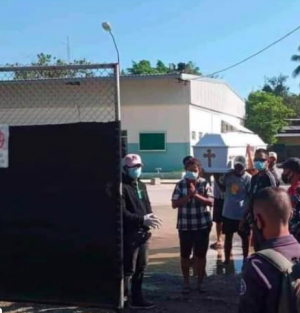 Familia husi Matebian Armindo Borges hit sai kaixaun iha sala Izolamentu Vera Cruz, Dili, Segunda (12/4)
