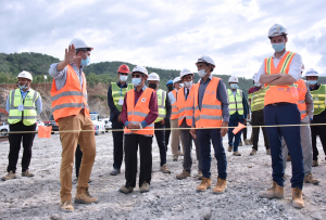 Enjineru sira halo hela esplikasaun ba PM Taur Matan Ruak ho membru Governu sira durante vizita ba fatin konstrusaun Portu Tibar, Segunda (8/2)