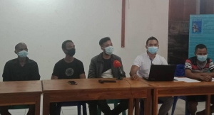 Membru Rede Defensór no Diretu Umanu (RDDU) hala&#039;o hela konferensia imprensa iha salaun Yayasan Hak farol, domingu (6/6).
