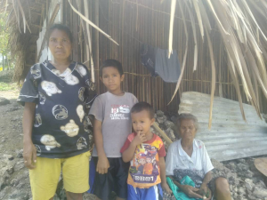 Vitima insendiu, Jacinta Luiza Silva ho nia família hamutuk hela iha uma provizoriu, domingu (19/12).