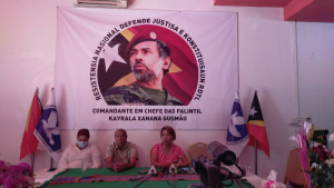 Fotografia Komandante ein xefe Kayrala Xanana Gusmão nian ne&#039;ebé Ángela Freitas ho nia grupu RNDJ-KRDTL uza hodi halo polítika ba hatún Prezidente Repúblika (PR) Francisco Guterres Lú-Olo.