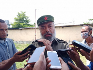 Lider politik no Ekonomista Avellino Coelho hatan hela ba Jornalista sira nia perguntas hafoin partisipa seminariu nasional Novel da Paz iha salaun Sao Jose Katedral, segunda (14/12).