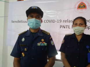 Komandante PNTL Munisípiu Dili, Superintendente Xefe Henrique da Costa hamutuk ho Xefi Klinika Polisia Nasional Timor-Leste (PNTL), Marcelina E da C Ximenes koalia ho Jornalista sira iha Komando PNTL Munisípiu Dili Kaikoli, Kinta (04/02)