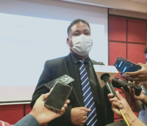 Ministru Ensinu Superiór Siénsia no Kultura (MESSK), Longuinhos dos Santos ko&#039;alia hela ba media sira iha salaun Novo Turizmu, kinta (27/05).
