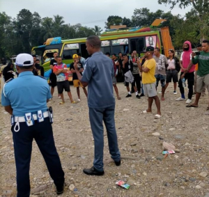 Ekipa DNTT hamutuk ho PNTL Munisipiu Bobonaro halo sosializasaun tarefa transporte publiku ba kondutror sira. 