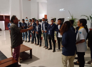 Formador brigada ambiental atual diretor executivu Permatil, Ego Lemos hato&#039;o materia treinamentu ba brigadista (partisipante) iha Salaun Infordepe Balide Dili, Kinta (22/10). 