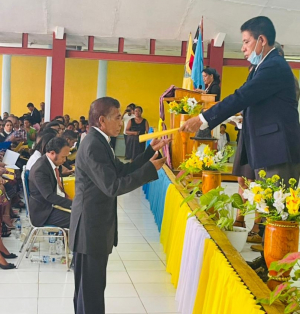 Mestri sira ne’ebé simu hela simbolu judisium iha Baukau, kuarta (29/12).