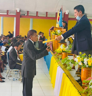 Mestri sira ne’ebé simu hela simbolu judisium iha Baukau, kuarta (29/12).